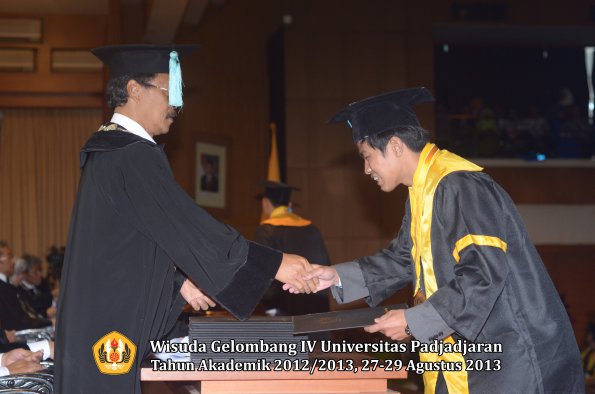 wisuda-unpad-gel-iv-ta-2012_2013-fakultas-ilmu-budaya-oleh-dekan-074