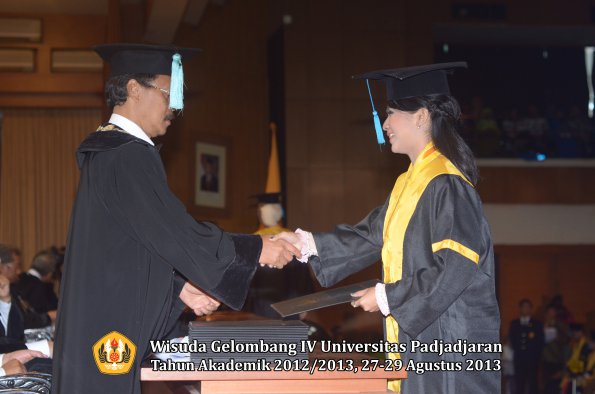 wisuda-unpad-gel-iv-ta-2012_2013-fakultas-ilmu-budaya-oleh-dekan-077