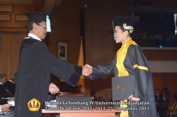 wisuda-unpad-gel-iv-ta-2012_2013-fakultas-ilmu-budaya-oleh-dekan-078