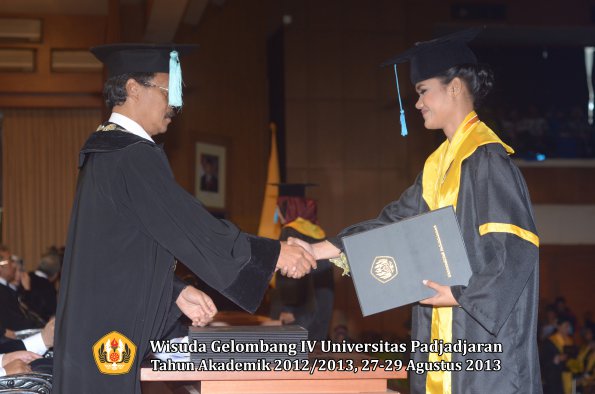 wisuda-unpad-gel-iv-ta-2012_2013-fakultas-ilmu-budaya-oleh-dekan-080