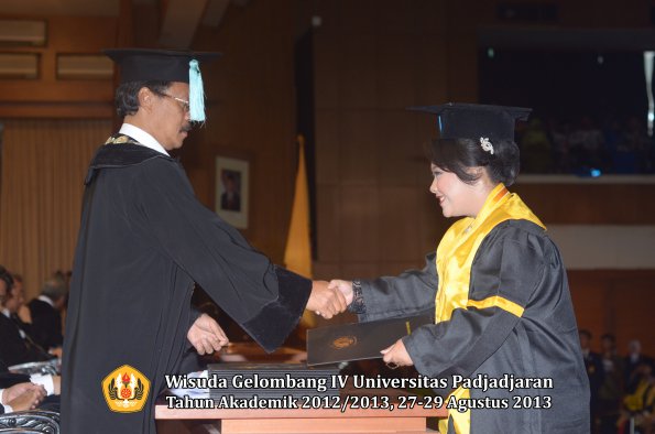 wisuda-unpad-gel-iv-ta-2012_2013-fakultas-ilmu-budaya-oleh-dekan-083