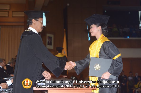 wisuda-unpad-gel-iv-ta-2012_2013-fakultas-ilmu-budaya-oleh-dekan-086