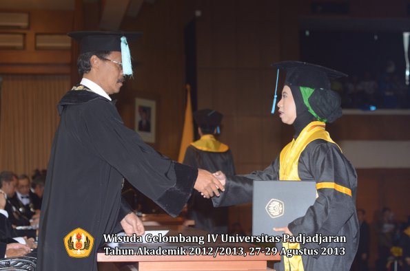 wisuda-unpad-gel-iv-ta-2012_2013-fakultas-ilmu-budaya-oleh-dekan-096