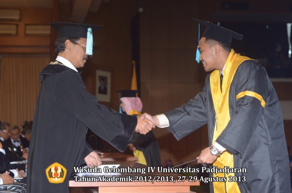 wisuda-unpad-gel-iv-ta-2012_2013-fakultas-ilmu-budaya-oleh-dekan-098