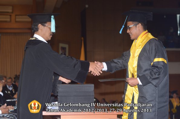 wisuda-unpad-gel-iv-ta-2012_2013-fakultas-ilmu-budaya-oleh-dekan-100