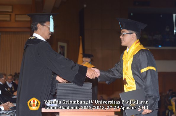 wisuda-unpad-gel-iv-ta-2012_2013-fakultas-ilmu-budaya-oleh-dekan-102