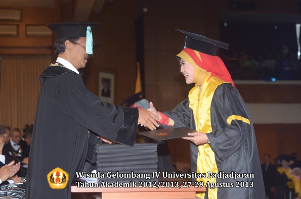 wisuda-unpad-gel-iv-ta-2012_2013-fakultas-ilmu-budaya-oleh-dekan-104