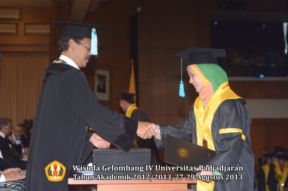 wisuda-unpad-gel-iv-ta-2012_2013-fakultas-ilmu-budaya-oleh-dekan-118