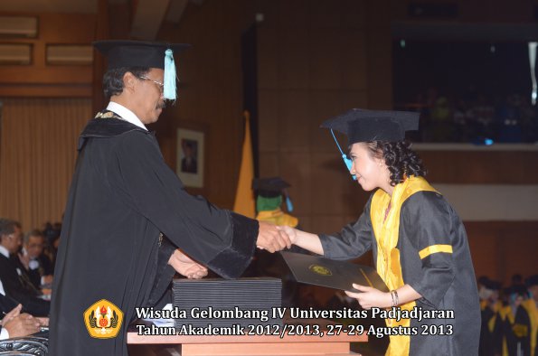 wisuda-unpad-gel-iv-ta-2012_2013-fakultas-ilmu-budaya-oleh-dekan-119