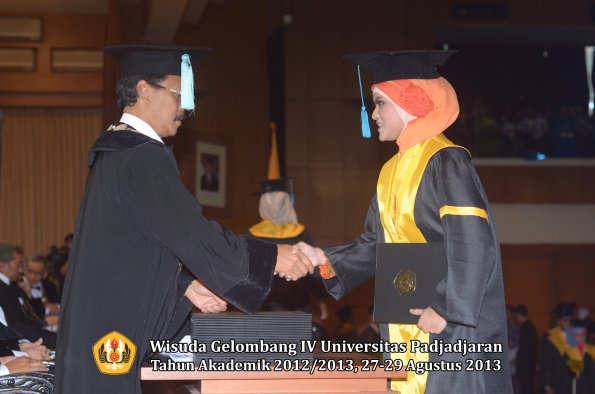 wisuda-unpad-gel-iv-ta-2012_2013-fakultas-ilmu-budaya-oleh-dekan-122