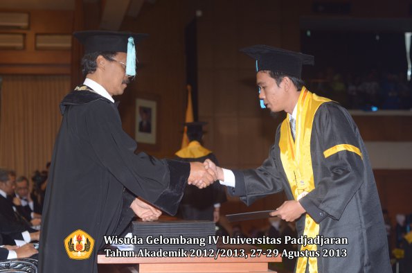 wisuda-unpad-gel-iv-ta-2012_2013-fakultas-ilmu-budaya-oleh-dekan-126