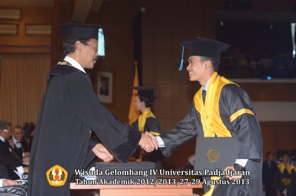 wisuda-unpad-gel-iv-ta-2012_2013-fakultas-ilmu-budaya-oleh-dekan-130