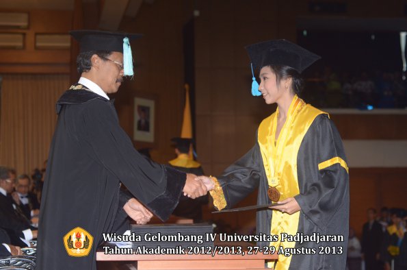 wisuda-unpad-gel-iv-ta-2012_2013-fakultas-ilmu-budaya-oleh-dekan-131