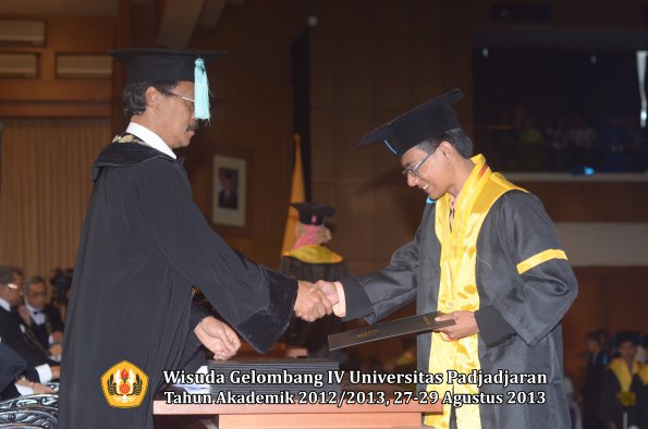 wisuda-unpad-gel-iv-ta-2012_2013-fakultas-ilmu-budaya-oleh-dekan-133