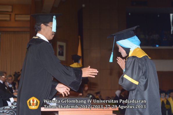 wisuda-unpad-gel-iv-ta-2012_2013-fakultas-ilmu-budaya-oleh-dekan-135