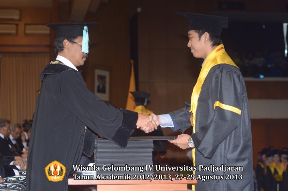 wisuda-unpad-gel-iv-ta-2012_2013-fakultas-ilmu-budaya-oleh-dekan-161