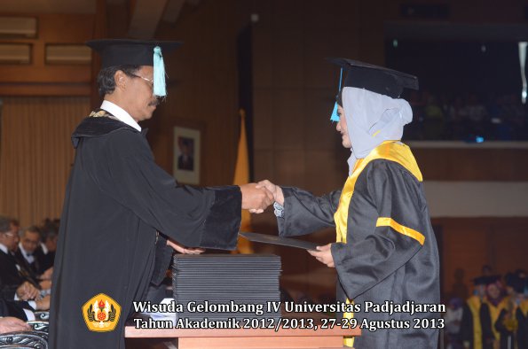 wisuda-unpad-gel-iv-ta-2012_2013-fakultas-ilmu-budaya-oleh-dekan-162