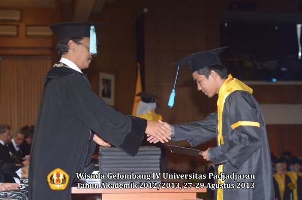 wisuda-unpad-gel-iv-ta-2012_2013-fakultas-ilmu-budaya-oleh-dekan-163