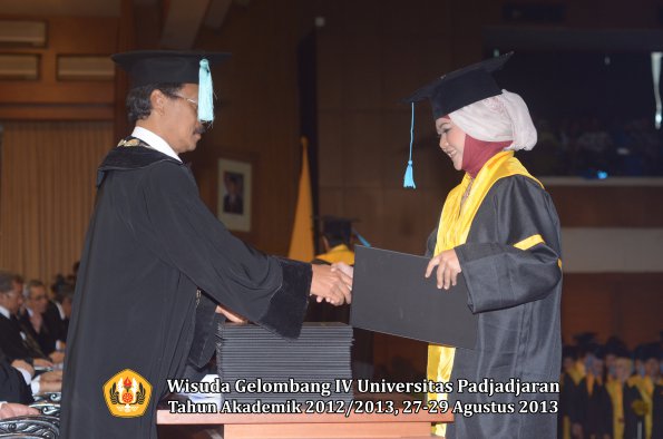 wisuda-unpad-gel-iv-ta-2012_2013-fakultas-ilmu-budaya-oleh-dekan-164