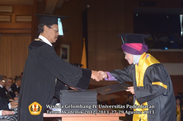 wisuda-unpad-gel-iv-ta-2012_2013-fakultas-ilmu-budaya-oleh-dekan-165