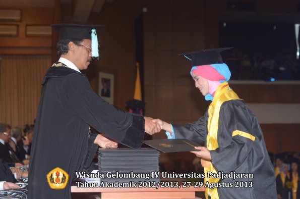 wisuda-unpad-gel-iv-ta-2012_2013-fakultas-ilmu-budaya-oleh-dekan-166