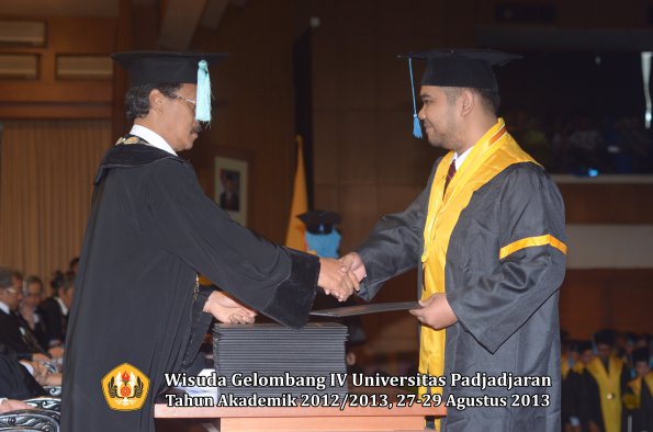 wisuda-unpad-gel-iv-ta-2012_2013-fakultas-ilmu-budaya-oleh-dekan-167