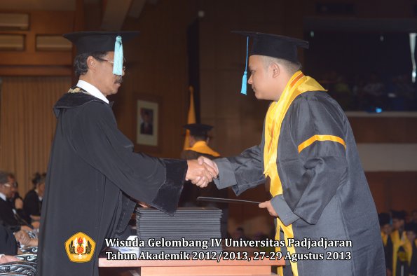 wisuda-unpad-gel-iv-ta-2012_2013-fakultas-ilmu-budaya-oleh-dekan-168