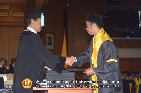 wisuda-unpad-gel-iv-ta-2012_2013-fakultas-ilmu-budaya-oleh-dekan-169