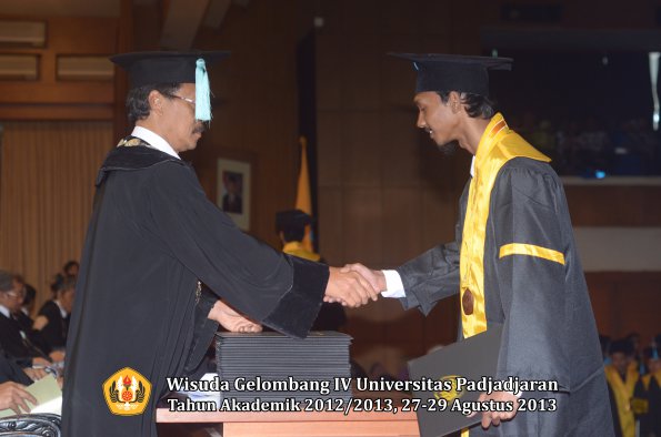 wisuda-unpad-gel-iv-ta-2012_2013-fakultas-ilmu-budaya-oleh-dekan-170