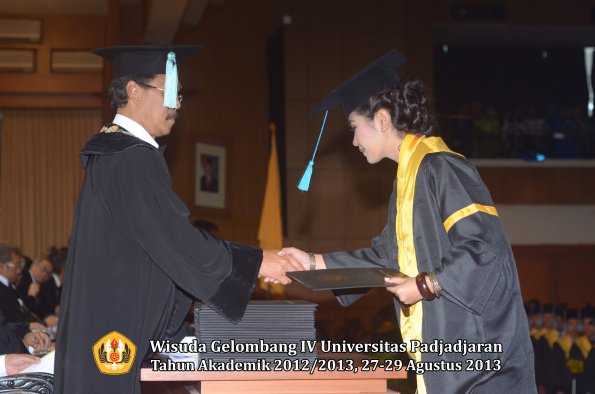 wisuda-unpad-gel-iv-ta-2012_2013-fakultas-ilmu-budaya-oleh-dekan-171