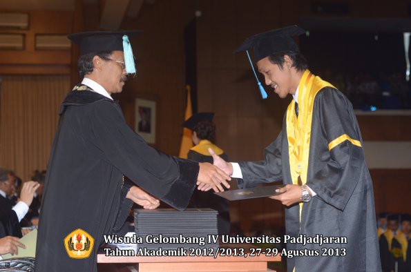 wisuda-unpad-gel-iv-ta-2012_2013-fakultas-ilmu-budaya-oleh-dekan-172