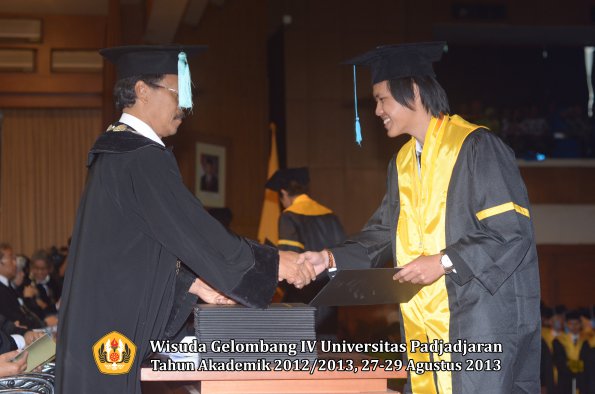 wisuda-unpad-gel-iv-ta-2012_2013-fakultas-ilmu-budaya-oleh-dekan-173