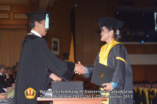 wisuda-unpad-gel-iv-ta-2012_2013-fakultas-ilmu-budaya-oleh-dekan-174