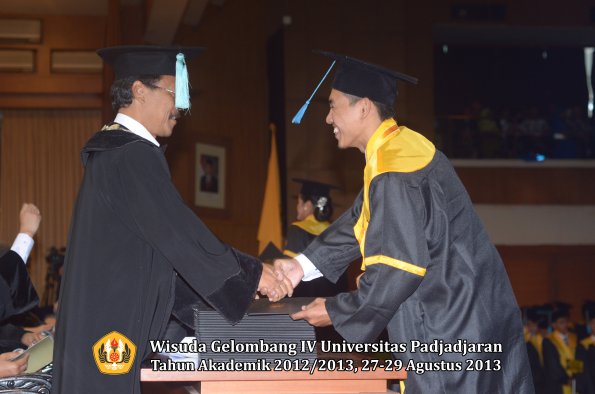 wisuda-unpad-gel-iv-ta-2012_2013-fakultas-ilmu-budaya-oleh-dekan-175