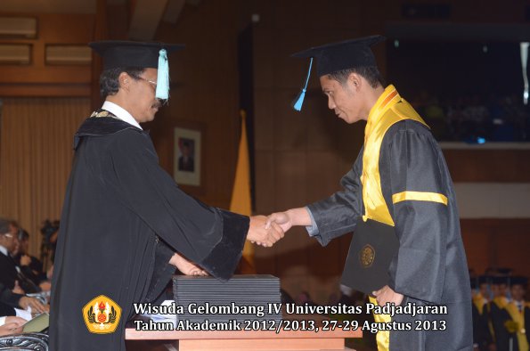 wisuda-unpad-gel-iv-ta-2012_2013-fakultas-ilmu-budaya-oleh-dekan-176