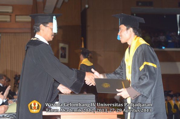 wisuda-unpad-gel-iv-ta-2012_2013-fakultas-ilmu-budaya-oleh-dekan-177