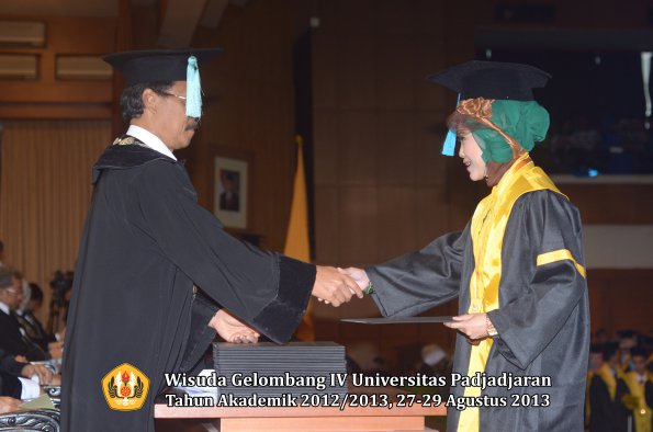 wisuda-unpad-gel-iv-ta-2012_2013-fakultas-ilmu-budaya-oleh-dekan-178