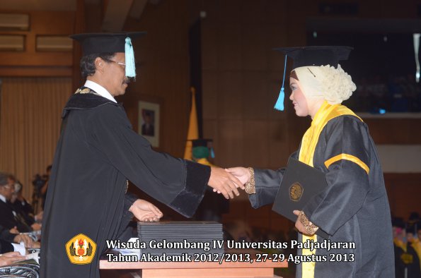 wisuda-unpad-gel-iv-ta-2012_2013-fakultas-ilmu-budaya-oleh-dekan-179