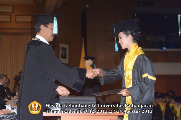 wisuda-unpad-gel-iv-ta-2012_2013-fakultas-ilmu-budaya-oleh-dekan-180