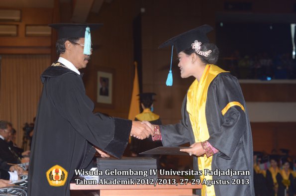 wisuda-unpad-gel-iv-ta-2012_2013-fakultas-ilmu-budaya-oleh-dekan-181