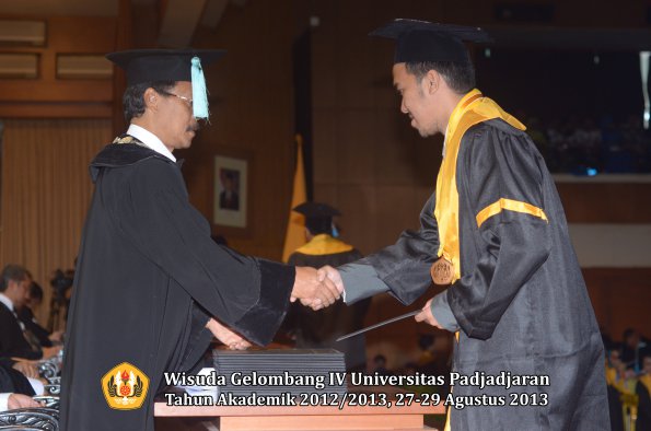 wisuda-unpad-gel-iv-ta-2012_2013-fakultas-ilmu-budaya-oleh-dekan-183