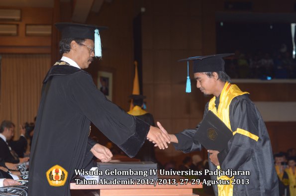 wisuda-unpad-gel-iv-ta-2012_2013-fakultas-ilmu-budaya-oleh-dekan-187