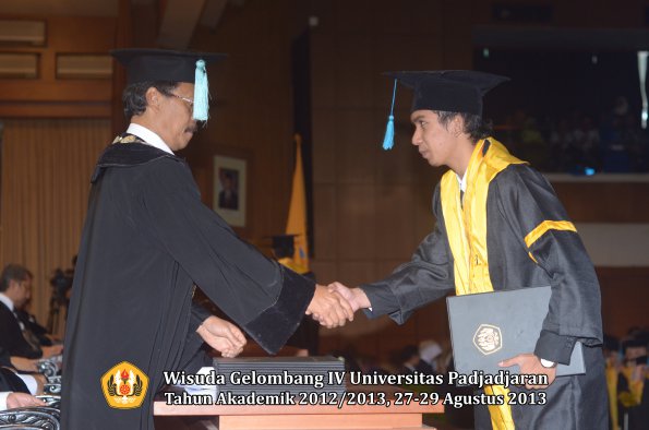 wisuda-unpad-gel-iv-ta-2012_2013-fakultas-ilmu-budaya-oleh-dekan-188