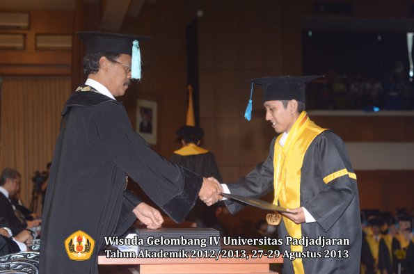 wisuda-unpad-gel-iv-ta-2012_2013-fakultas-ilmu-budaya-oleh-dekan-189