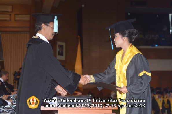 wisuda-unpad-gel-iv-ta-2012_2013-fakultas-ilmu-budaya-oleh-dekan-190