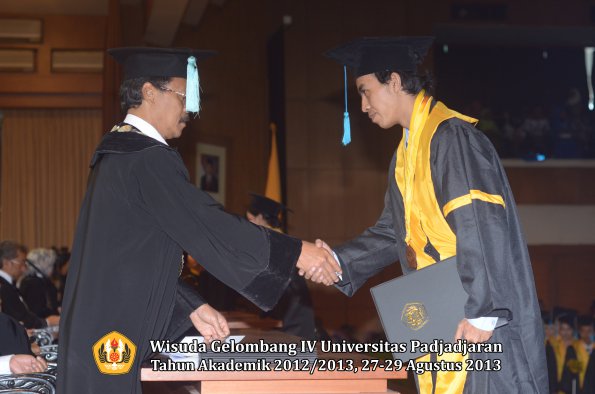 wisuda-unpad-gel-iv-ta-2012_2013-fakultas-ilmu-budaya-oleh-dekan-198