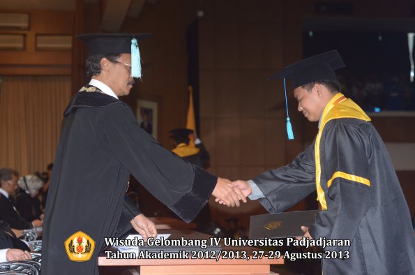 wisuda-unpad-gel-iv-ta-2012_2013-fakultas-ilmu-budaya-oleh-dekan-200