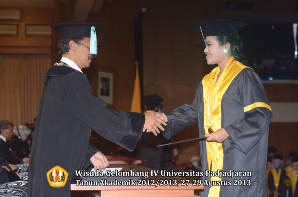 wisuda-unpad-gel-iv-ta-2012_2013-fakultas-ilmu-budaya-oleh-dekan-201