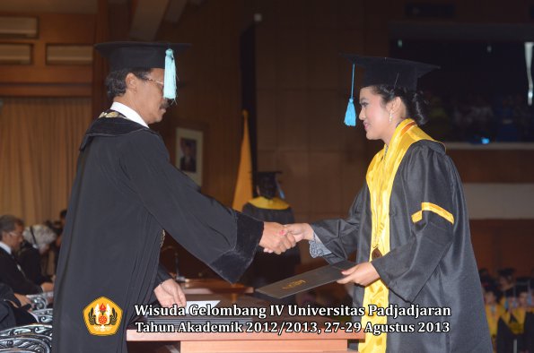 wisuda-unpad-gel-iv-ta-2012_2013-fakultas-ilmu-budaya-oleh-dekan-202