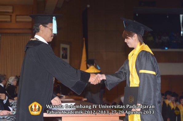 wisuda-unpad-gel-iv-ta-2012_2013-fakultas-ilmu-budaya-oleh-dekan-206